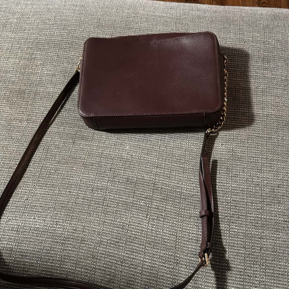 Beautiful maroon Michael Kors crossbody crossbody with gold hardware - Picture 4 of 4